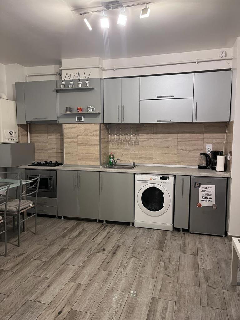 Modern & Elegant Apartament Craiova Buitenkant foto